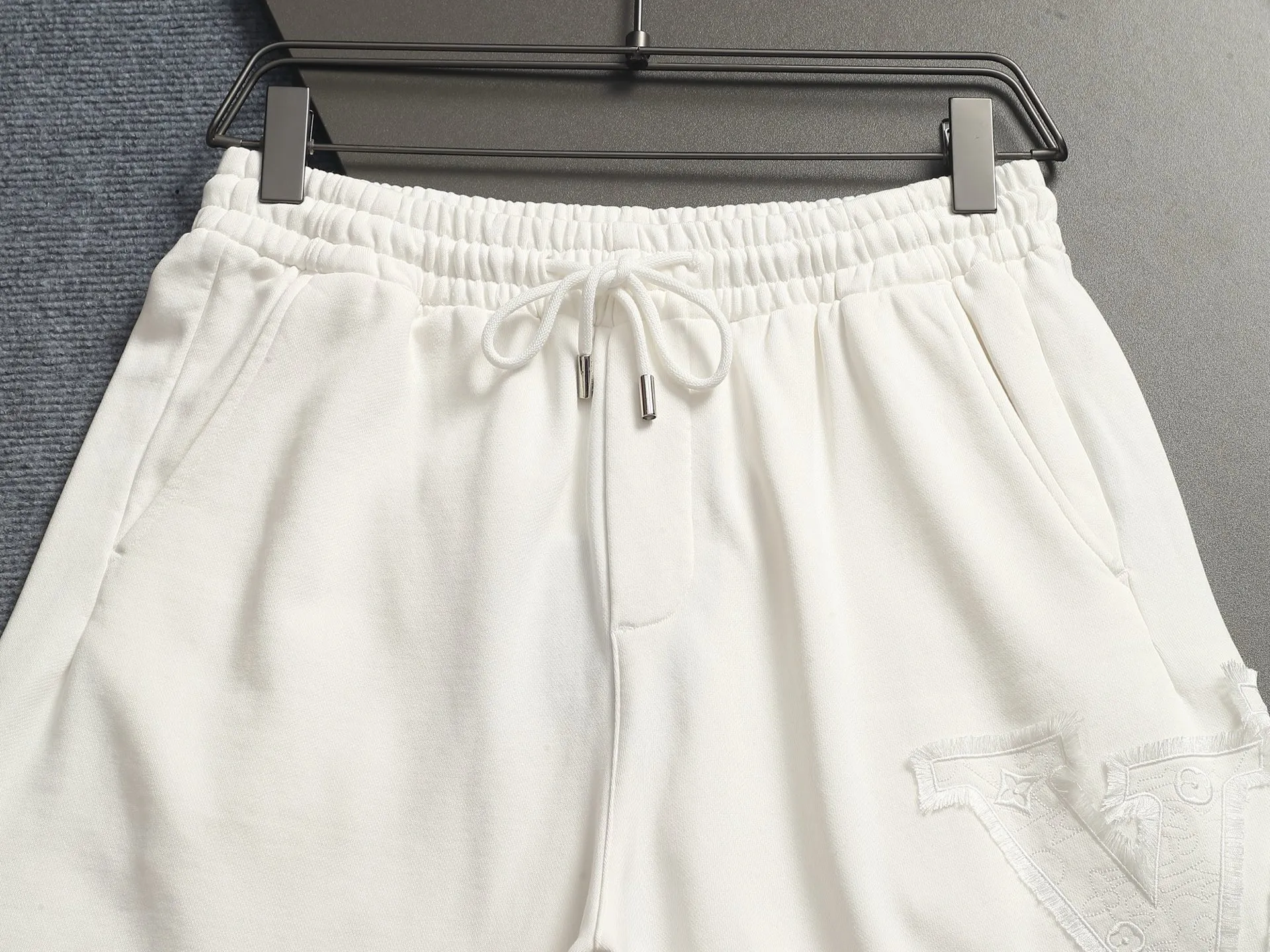 [Higher version] Louis Vuitton/Louis Vuitton 2026SS New Arrival terry shorts, customized fabric using wafer cloth weaving, advanced hand-cut patchwork embroidery technology, tight and three-dimensional version, customized trouser cord hardware with strong texture, smooth, comfortable and Breathable upper body, concave and convex three-dimensional sense, fashionable and casual wear Color: Black White Avocado Color Sizes: S M L XL